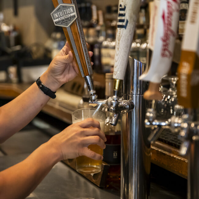 mojo no 4 bartender pouring beer from the tap avondale fl