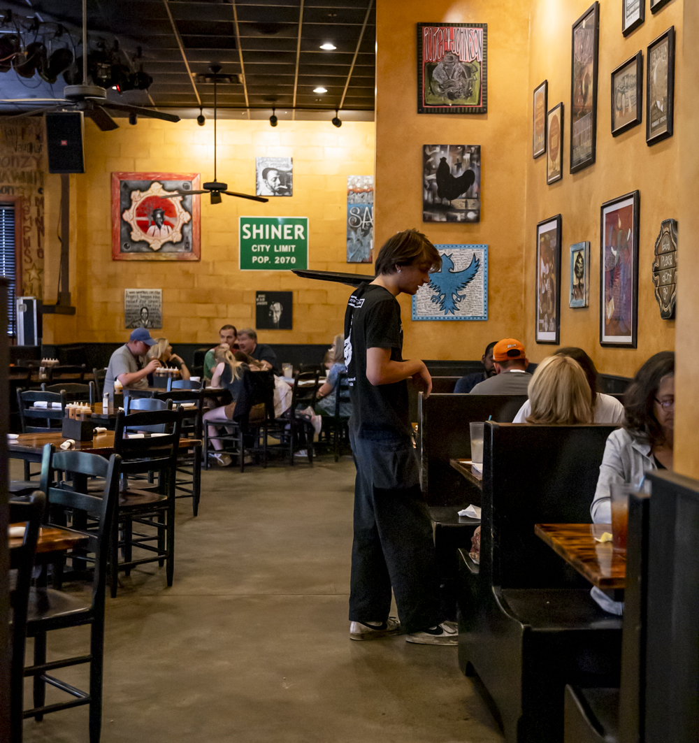 mojo kitchen interior bartender serving customers jacksonville beach fl