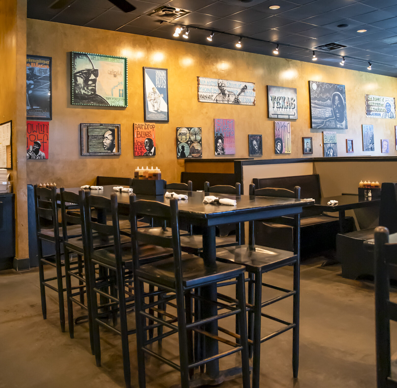 mojo smokehouse interior hightop table fleming island fl
